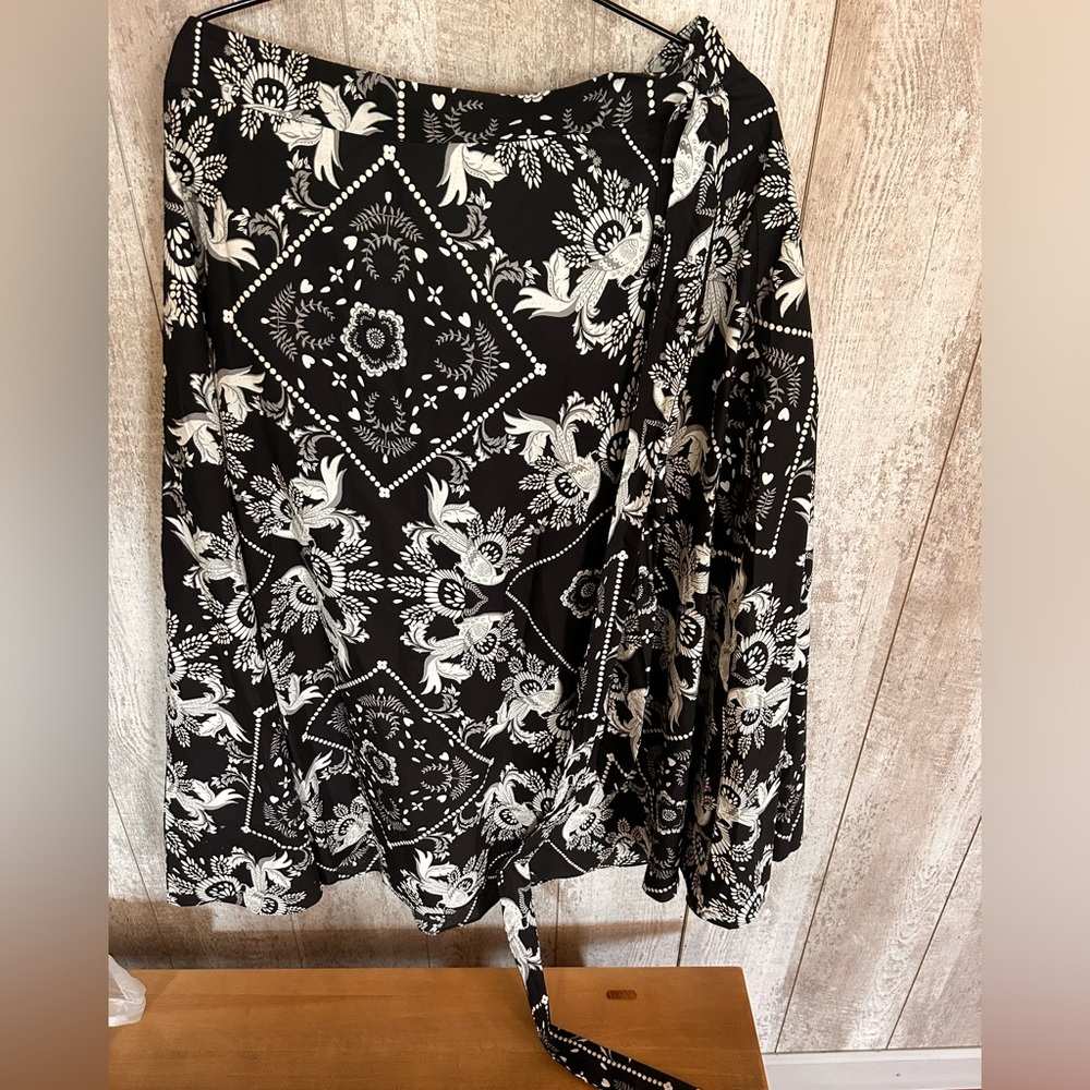 Talbots 100% Cotton skirt.Size 16. MIDI length. Beautiful black pattern.
